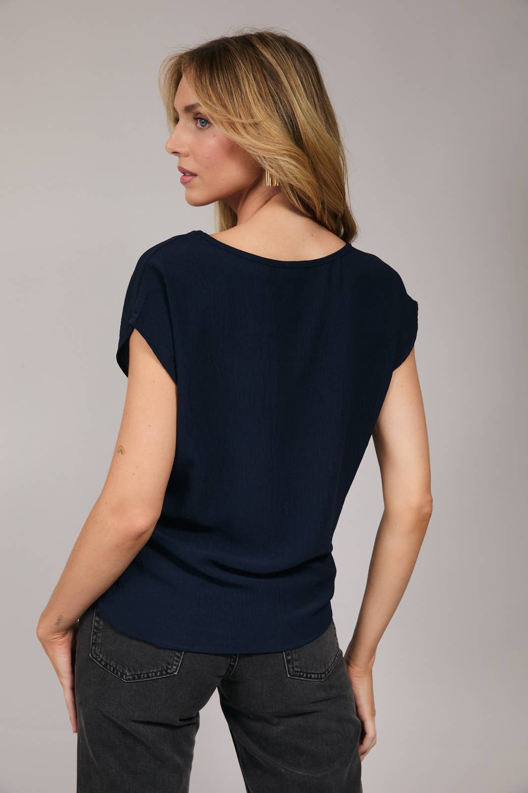 SOLID WOVEN TEE WITH FRONT KNOT DETAIL
